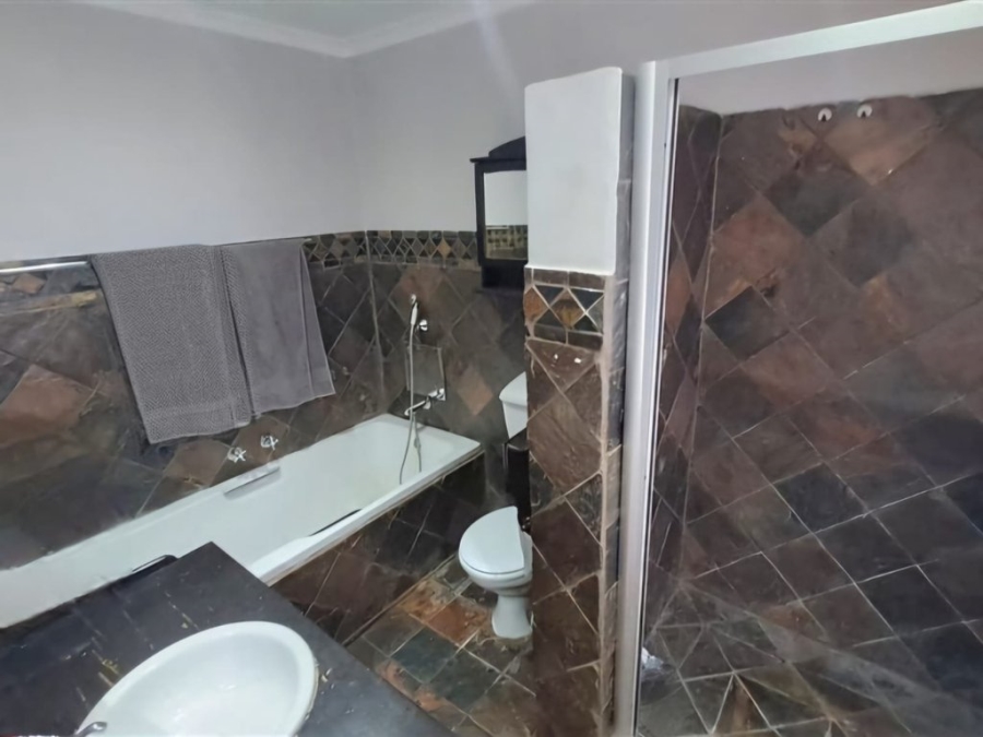 4 Bedroom Property for Sale in Langenhovenpark Free State